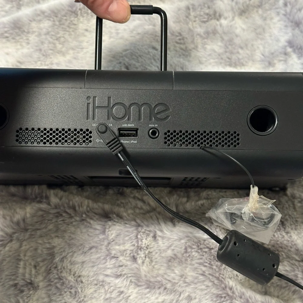 iHome iDL45 Black Stereo Clock Radio with Lightning Dock - Picture 4 of 4